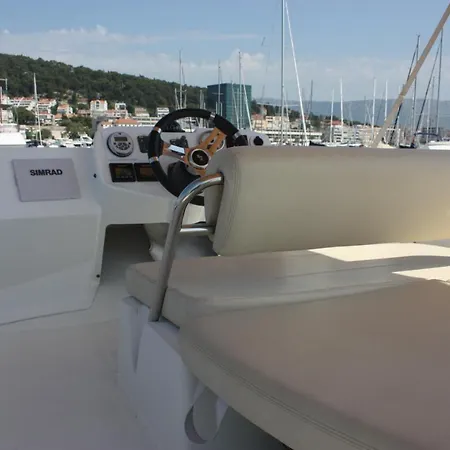 船上ホテル Beneteau Antares 30 Fly- Rima