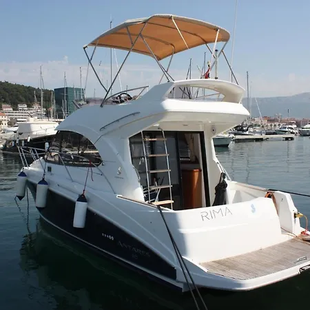 Beneteau Antares 30 Fly- Rima 船上ホテル